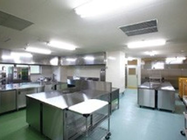 広いキッチンスペース キッチン 広々としたキッチンで、調理がしやすい設備が整っています。明るい照明が作業を助けます。