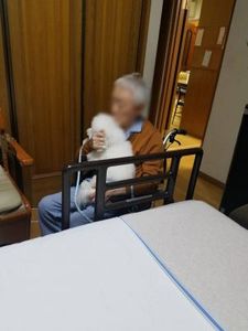 小型犬を抱く居室