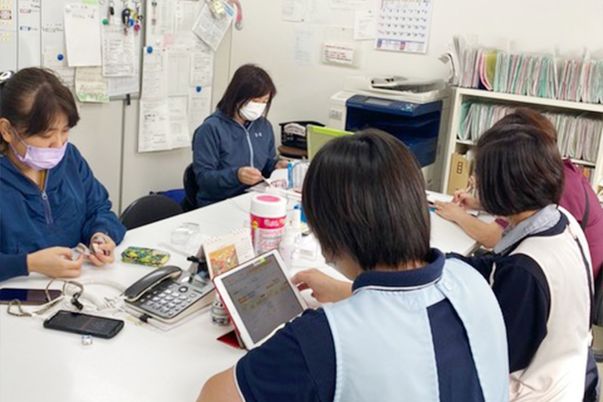 相談中のスタッフ