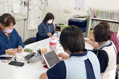 相談中のスタッフ