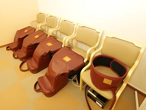 訓練用椅子のある室内