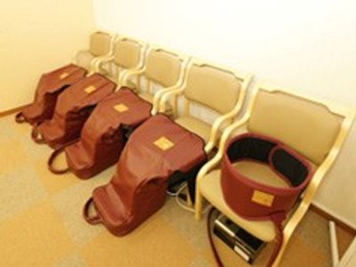 訓練用椅子のある室内