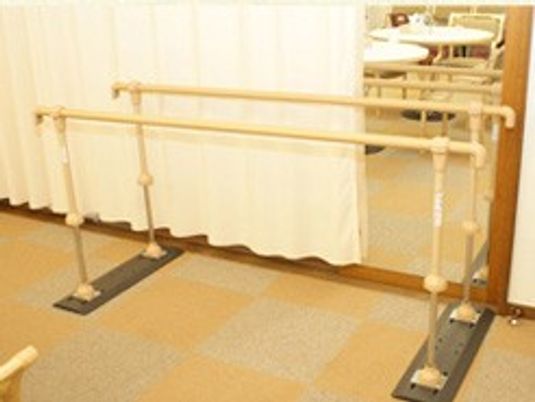 優しい色調の室内