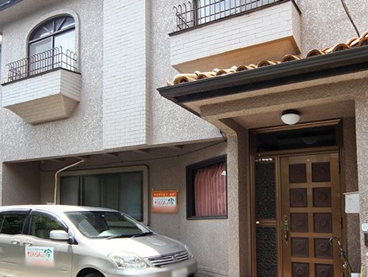 落ち着いた外観の建物