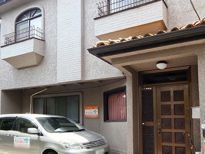 落ち着いた外観の建物