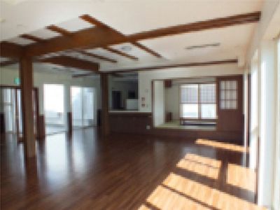 自然光が入る広い部屋