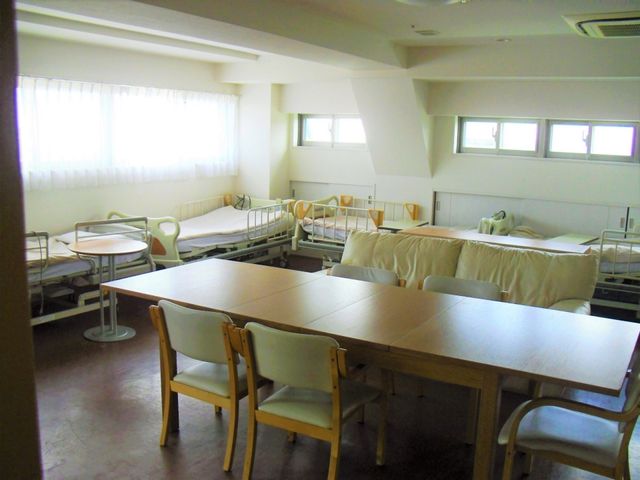 広々とした居室 居室 広く開放的な共同居室です。ゆとりある空間で、皆さまの快適な生活を支えます。