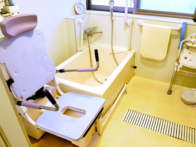 バリアフリー設計の浴室 浴室 安全に配慮された広々とした浴室です。手すりや座れるシートがあり、ゆったりと入浴をお楽しみいただけます。
