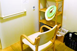 シンプルな洋室の様子