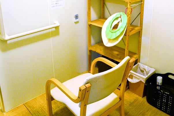シンプルな洋室の様子