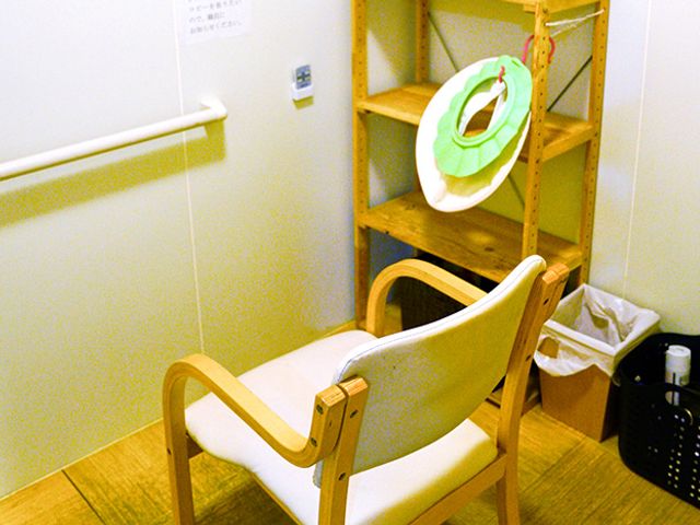 シンプルな洋室の様子 居室 ゆとりのある居室には、必要な物が整えられ、清潔感のある空間が確保されています。安らぎのひとときを過ごせるよう配慮されています。