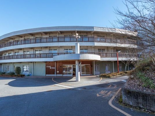 外観の三階建て施設  