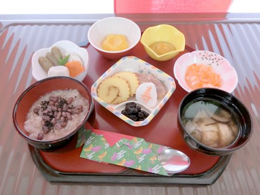 多種類の料理が並ぶお膳