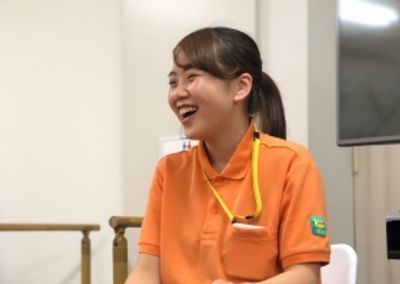 笑顔のスタッフの様子