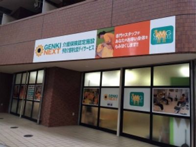 広々とした入口の外観