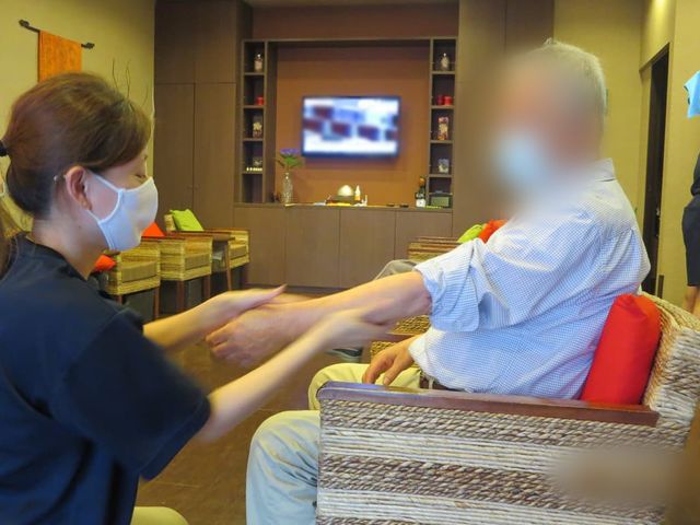 サポートを受ける場面 ラウンジ リラックスできるラウンジでは、温かい対応で入居者のサポートを行っています。快適性が考慮された空間です。