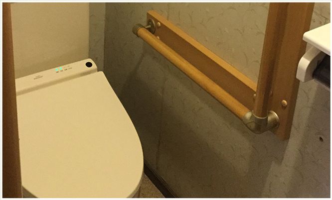 手すり付きのトイレ