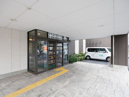 入口と送迎車両