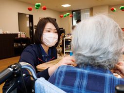 スタッフと利用者の対話シーン