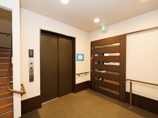 施設の写真 中にも手すりが取り付けられている、バリアフリー化されたエレベーター