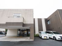 施設の正面玄関と外観