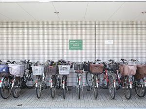 自転車置き場のある外観  