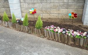 カラフルな装飾がある庭