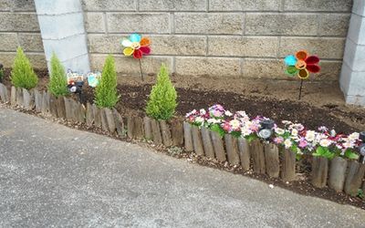 カラフルな装飾がある庭