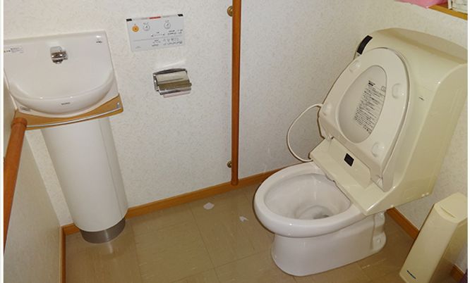  清潔感のあるトイレスペース