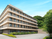 緑に囲まれた建物外観