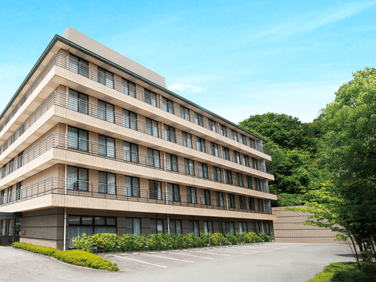 緑に囲まれた建物外観