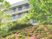 緑に囲まれた建物外観  