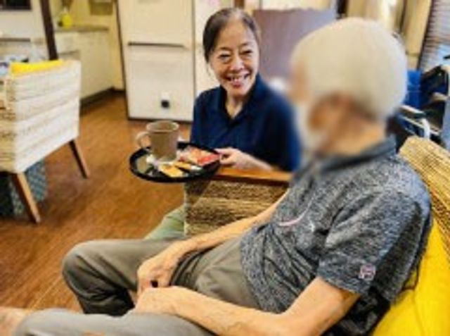 笑顔のスタッフと入居者の様子