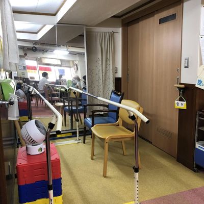 リハビリ用の椅子と手すりの部屋  