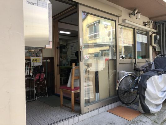 施設のエントランス