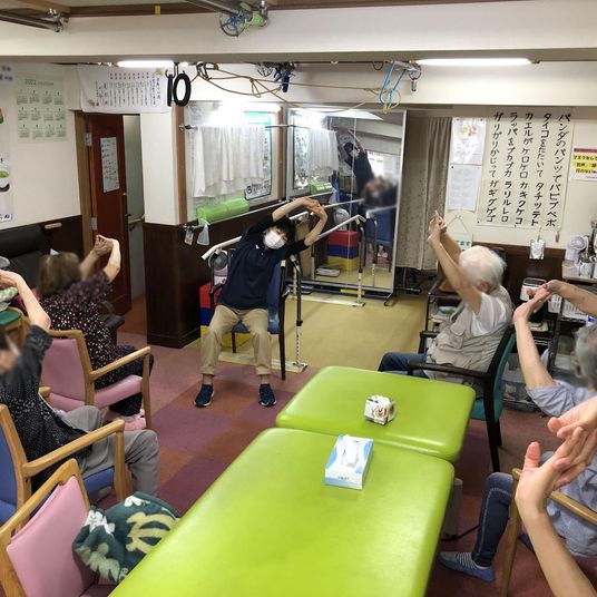 体操する利用者の様子