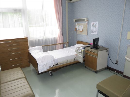 明るい居室のベッド  