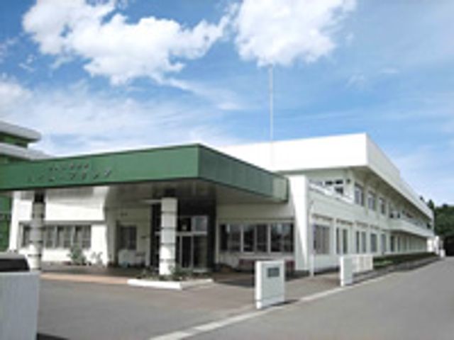 青空の下の建物外観 外観 青空に映える広々とした建物です。これからの職場環境として考えてみてはいかがですか。