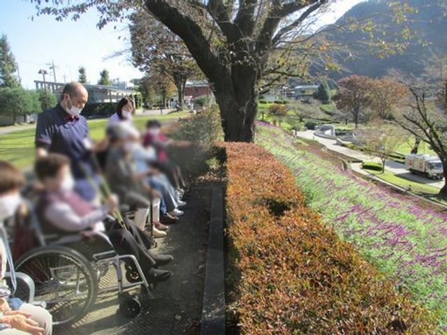 風光明媚な庭園 庭 自然に囲まれた穏やかな空間で、リラックスしながら過ごせます。スタッフと入居者の交流も盛んです。