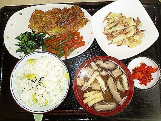 彩り豊かな料理の盛り付け