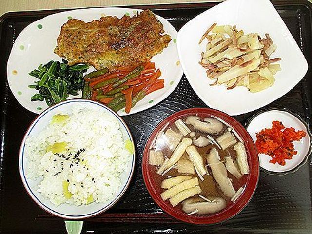 彩り豊かな料理の盛り付け 料理 彩り豊かな料理が食卓に並んでいます。健康的で栄養バランスの取れた食事が期待できます。