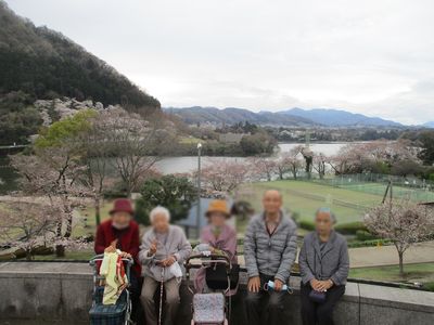 湖畔の風景を楽しむ方々