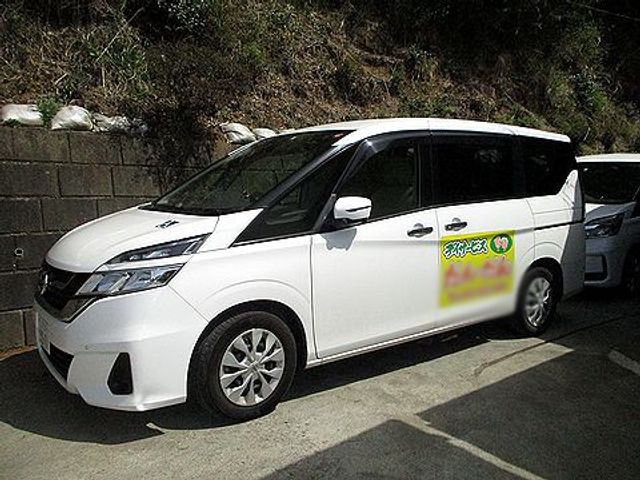 車両の送迎 外観 介護施設の送迎サービスを行うための専用車両です。利用者の移動を快適にサポートします。