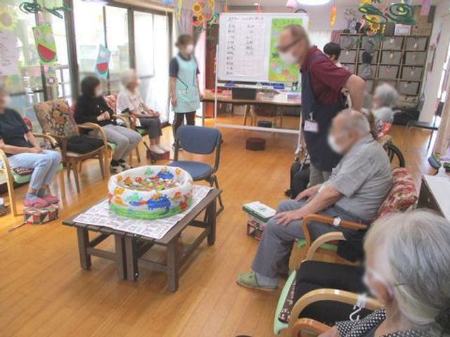広々としたラウンジ ラウンジ 広々としたラウンジで、皆がリラックスできる空間となっています。テーブル囲み、交流が活発です。