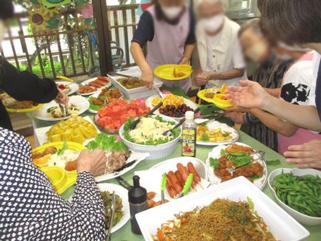 楽しいビュッフェの様子 食堂 色とりどりの料理が並ぶ賑やかなシーンです。笑顔が溢れる食事の場は、交流の場として最適です。