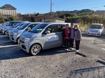 駐車された車と人々