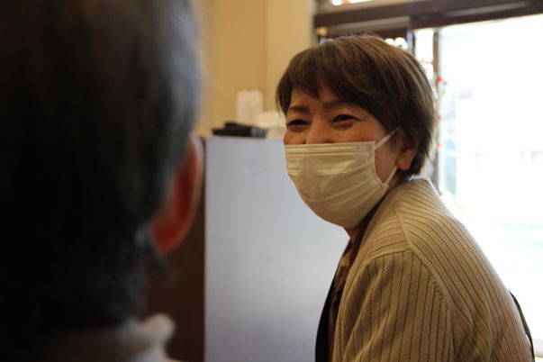 対話するスタッフ