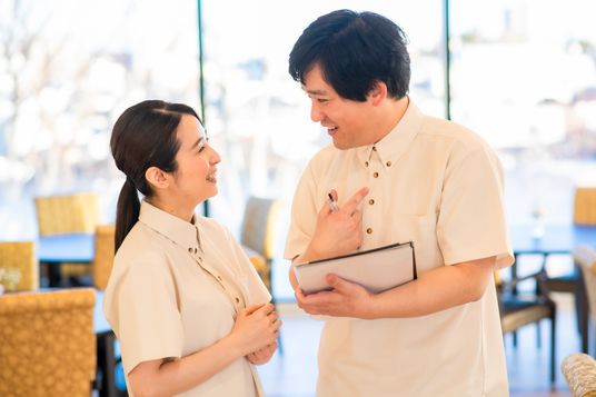 笑顔で会話するスタッフ