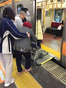 人々と移動支援の様子