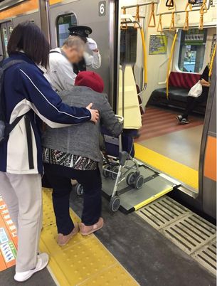 人々と移動支援の様子